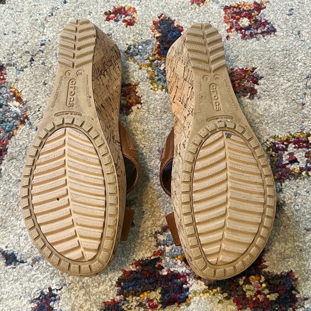 CROCS Women's Tan Leather Upper Wedge Sandals Size 8 - Picture 5 of 6